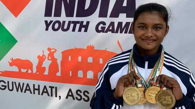 अपने स्वर्ण पदकों के साथ प्रियंका दास गुप्ता