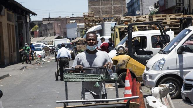 Haitiano trabaja en el centro de Santiago