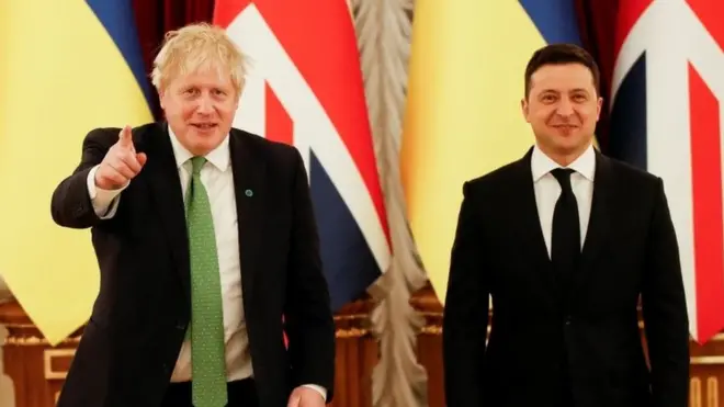 بوریس جانسون، نخست وزیر بریتانیا ( چپ) برای حمایت از اوکراین در مقابل روسیه به کی‌یف سفر کرده