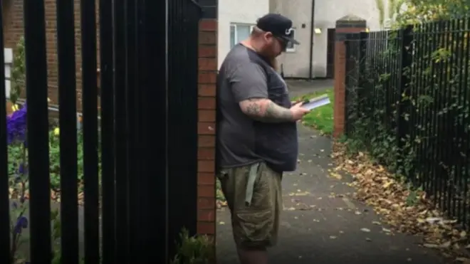 Isa pernah bergabung dengan partai ekstrim kanan English Defence League (EDL).