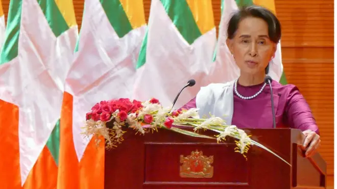 နေပြည်တော်မှာ ရခိုင်အရေးအတွက် မိန့်ခွန်းပြောနေတဲ့ ဒေါ်အောင်ဆန်းစုကြည်