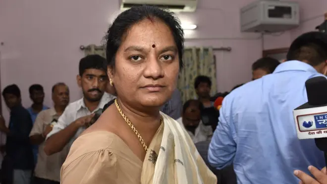 جےللیتا کی دوست اور مشیر سسیکلا نٹراجن کو پارٹی کے پارٹی کے کارکن ’چینا ماما‘ کہہ کر پکارتے ہیں