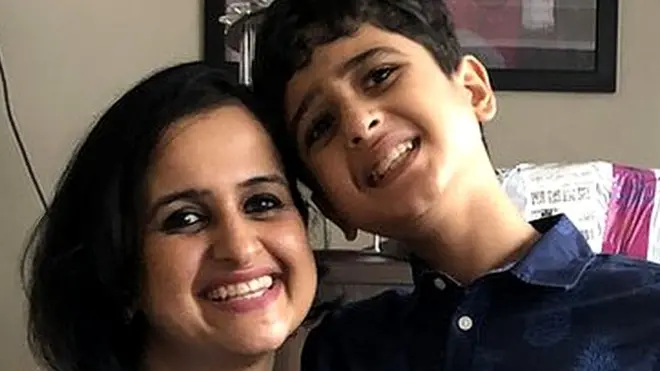 ముగ్ధ కొడుకు మాధవ్ తో కలిసి