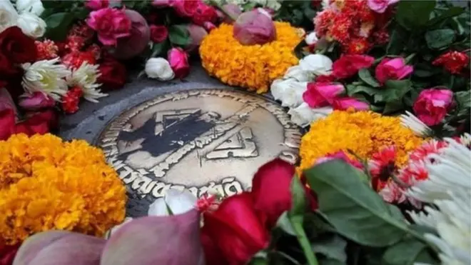 นักกิจกรรมนำดอกไม้มาวางเพื่อรำลึกในโอกาสสำคัญ