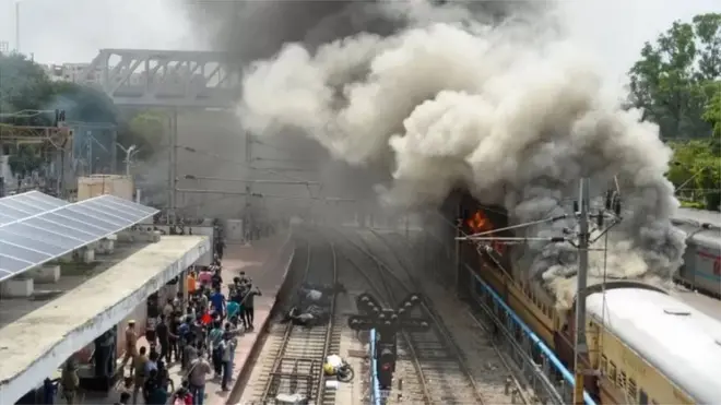 సికింద్రాబాద్‌ స్టేషన్‌లో రైలు కోచ్‌ను తగులబెట్టిన ఆందోళనకారులు