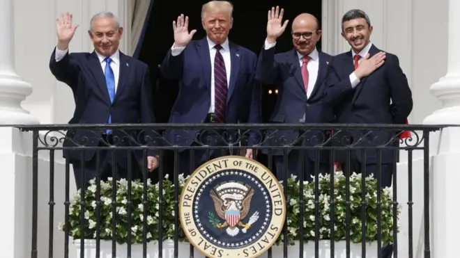 (Kiri ke kanan) PM Israel Benjamin Netanyahu, Presiden AS Donald Trump, Menlu Bahrain Abdullatif bin Rashid Al Zayani, dan Menlu Uni Emirat Arab Abdullah bin Zayed bin Sultan Al Nahyan saat acara penandatangan Perjanjian Abraham di Gedung Putih, Washington DC, pada 15 September 2020.