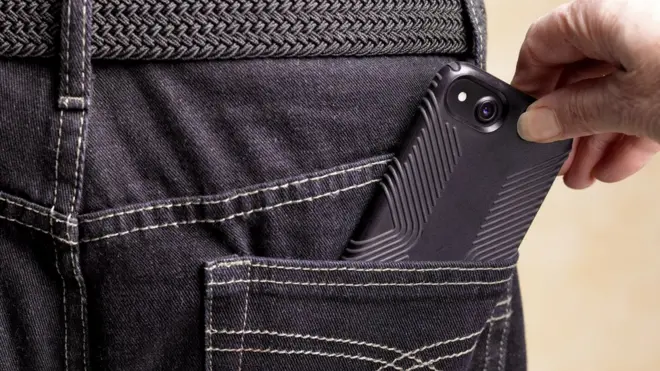 Une main qui vole un téléphone dans une poche arrière