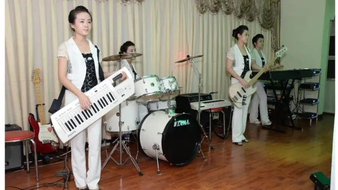 မြောက်ကိုရီးယားစားပွဲထိုးတွေ