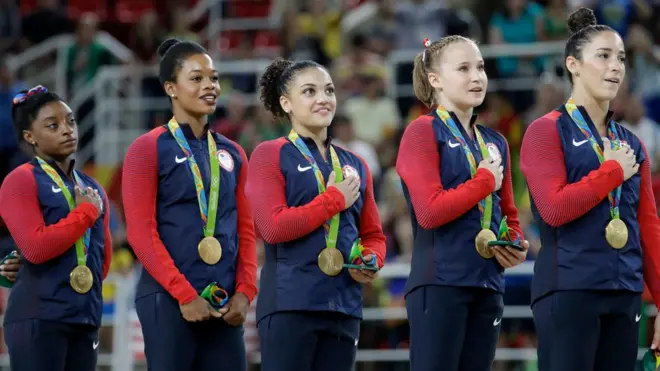 Gabby Douglas no se llevó la mano al pecho cuando sonaba el himno de su país y recibió críticas por ello.