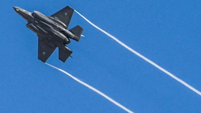Un avion de chasse F-35 de l'armée de l'air israélienne survole le désert du Néguev, dans le sud d'Israël, en direction de Gaza (14 octobre 2023).
