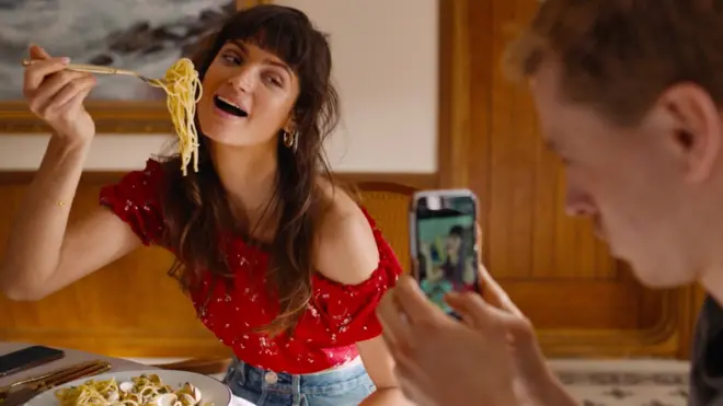 لقطة من فيلم "مثلث الحزن"