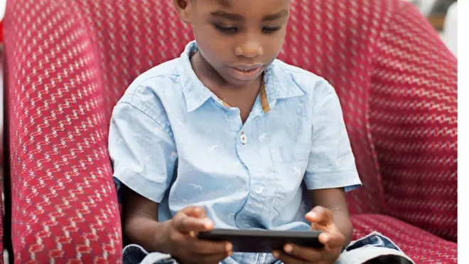 One pikin dey hold phone