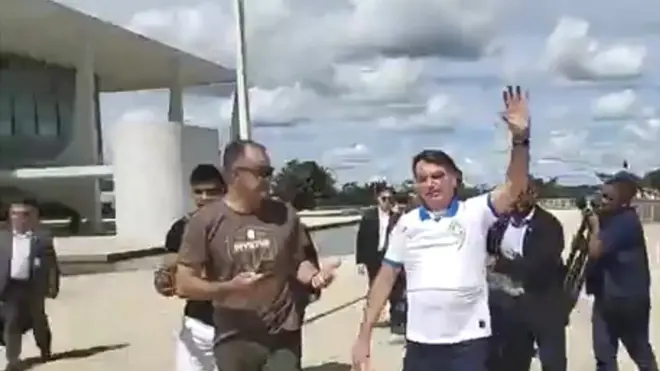 Sem máscara, ao ladoarbety comBolsonaro, presidente da Anvisa participaarbety comato a favor do governoarbety commarçoarbety com2020