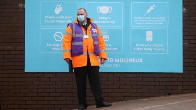 أمام ملعب ليدز يونايتد