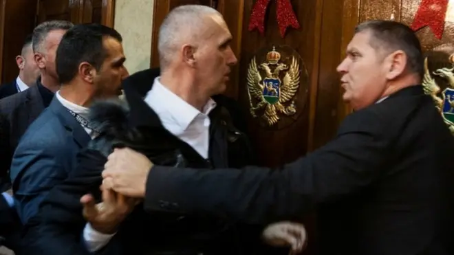 Оппозиционные депутаты попытались не допустить принятия закона