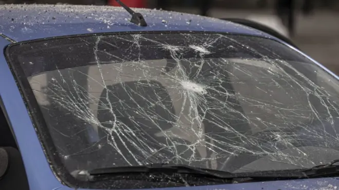 У кожній понівеченій машині були люди, які інколи цілими родинами чекали у черзі