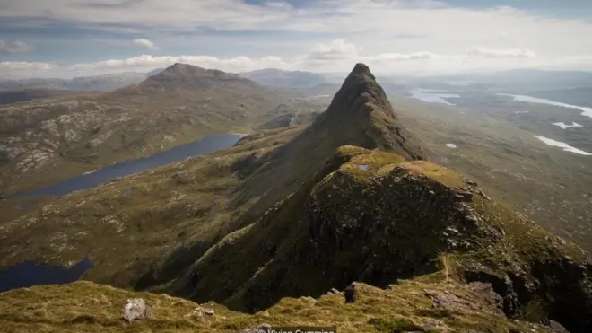 从休尔文（Suilven）山顶俯瞰阿辛特（Assynt）的地貌。(图片来源: Vivien Cumming)
