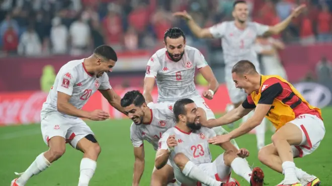 لاعبو المنتخب التونسي يحتفلون بهدف الفوز على مصر