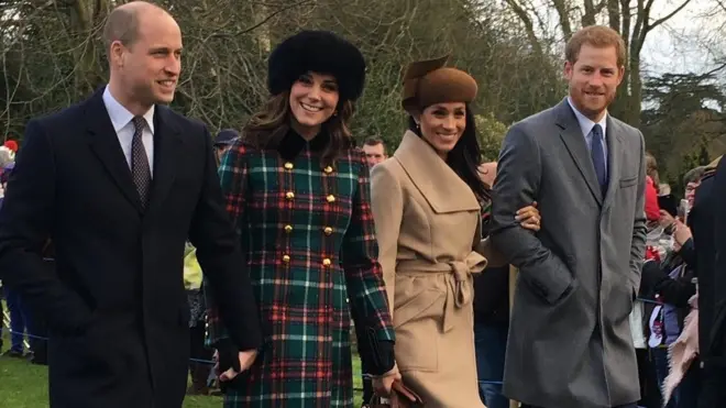 Pangeran William dan istrinya, Kate, Meghan Markle dan Pangeran Harry tersenyum dan melihat kamera.