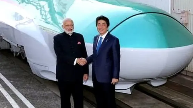 انڈین وزیر اعظم نریندر مودی اور جاپانی وزیر اعظم شنزو آبے جاپان میں بلیٹ ٹرین کی سواری سے قبل