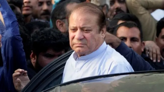 مسلم لیگ ن کے قائد کو چھ نومبر کو سروسز ہسپتال سے جاتی امرا میں ان کی رہائش گاہ منتقل کیا گیا تھا (فائل فوٹو)