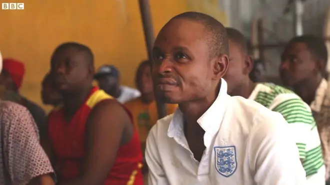 Fans dey watch Premier League match