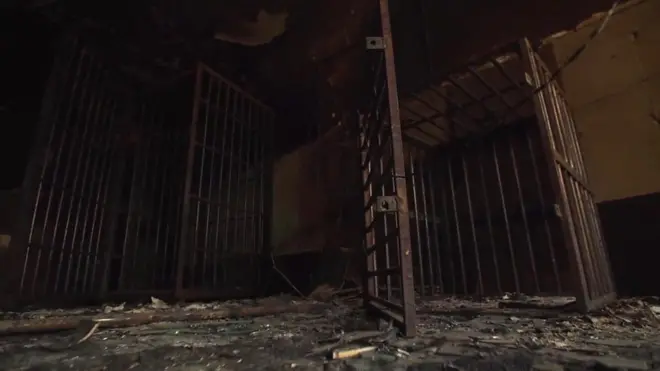 Jaula para prisioneros civiles en cárcel de Estado Islámico, en Faluya