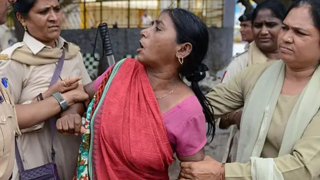 ऊना में दलितों पर अत्याचार के बाद दलितों के विरोध प्रदर्शन में एक प्रदर्शनकारी को पकड़ती हुई गुजरात की महिला पुलिसकर्मी