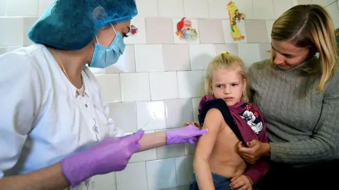 Дитину вакцинують від кору в київській поліклініці, січень 2018