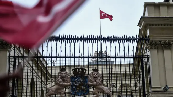 İstanbul'daki Hollanda Başkonsolosluğu'ndaki bayrak indirilerek yerine Türkiye bayrağı asılmıştı.