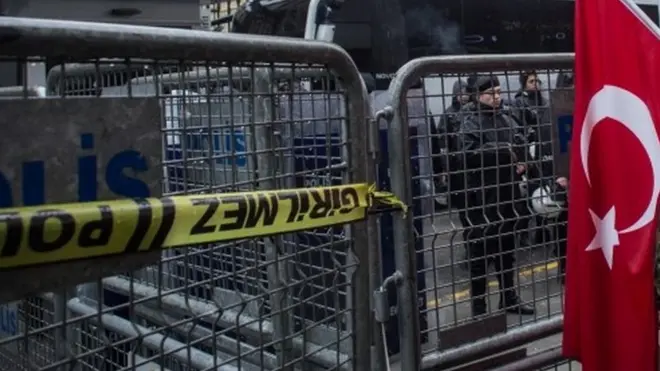 Режим чрезвычайного положения был продлен в Турции на следующий день после референдума о президентских полномочиях