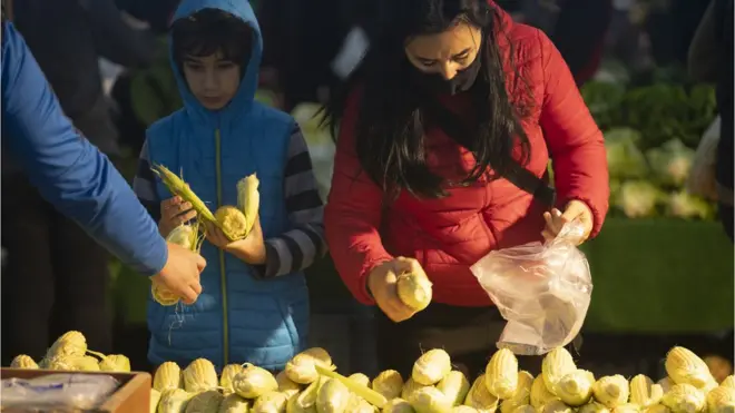 pazar alışveirşi yapan insanlar