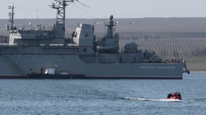 Українські матроси залишають великий десантний корабель "Костянтин Ольшанський" на озері Донузлав в Криму, 24 березня 2014 р.