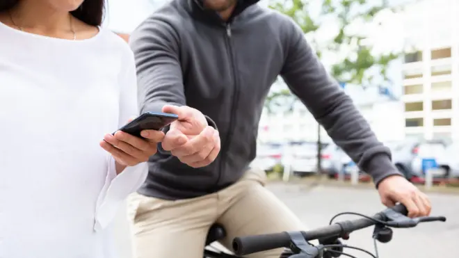 Homemcbet linkedinbicicleta roubando celular