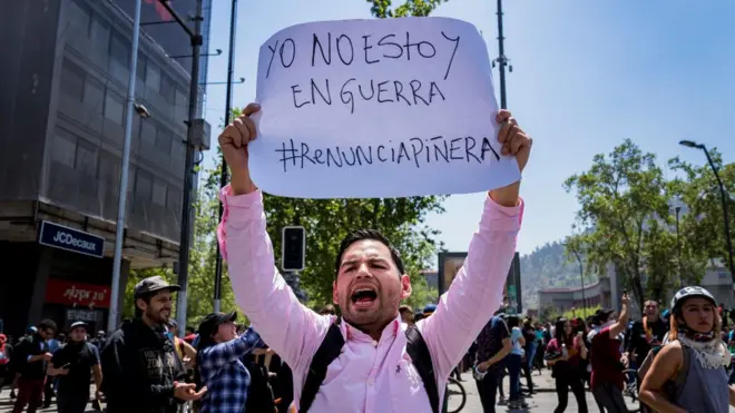 "Yo no estoy en guerra": la frase se repitió entre varios manifestantes chilenos.
