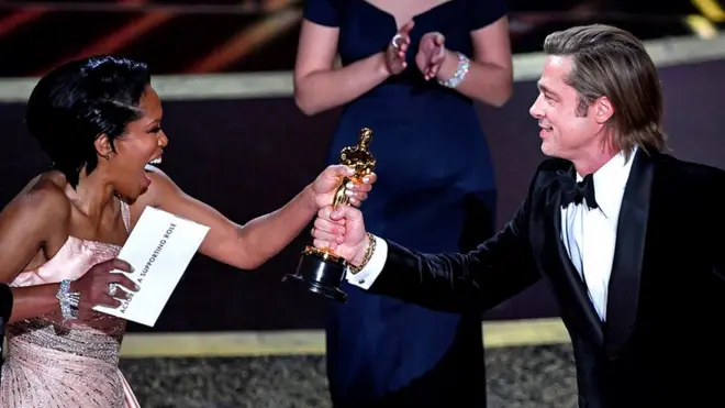 El primer Oscar de la velada fue para Brad Pitt por su papel de reparto en "Érase una vez... en Hollywood". Regina King le entregó el galardón.