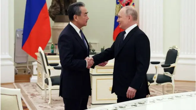 2月22 日，俄羅斯總統普京在莫斯科與中國最高外交事務官員王毅會面。