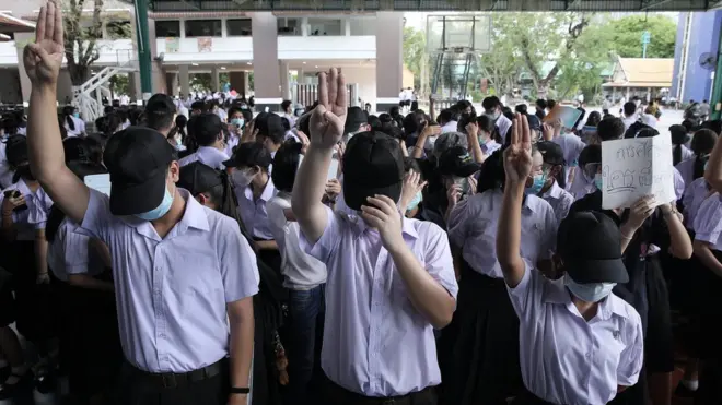 การชู 3 นิ้ว กลายเป็นสัญลักษณ์ต่อต้านคณะรัฐประหารไทยตั้งแต่ปี 2557 โดยเลียนแบบจากภาพยนตร์เรื่อง "The Hunger Games" สื่อความหมายถึงสันติภาพ เสรีภาพ และภราดรภาพ