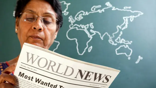 अखबार पढ़ती महिला