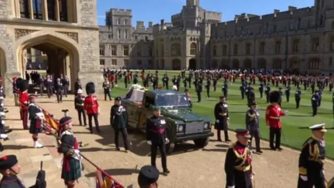 ควีนและสมาชิกราชวงศ์อังกฤษร่วมพิธีฝังพระศพเจ้าชายฟิลิป