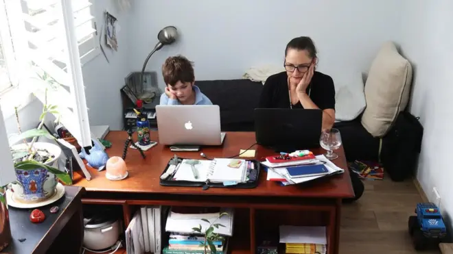 원격 수업을 듣는 아이와 재택근무 중인 엄마