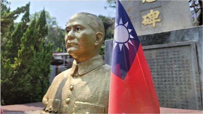 香港屯門紅樓旁的孫中山像（BBC中文圖片29/9/2021）