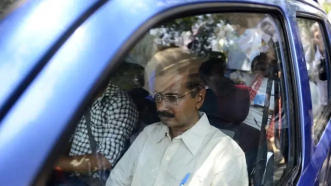 વાદળી રંગની કારમાં અરવિંદ કેજરીવાલે આમ આદમી પાર્ટી માટે દિલ્હીમાં પ્રચાર કર્યો હતો