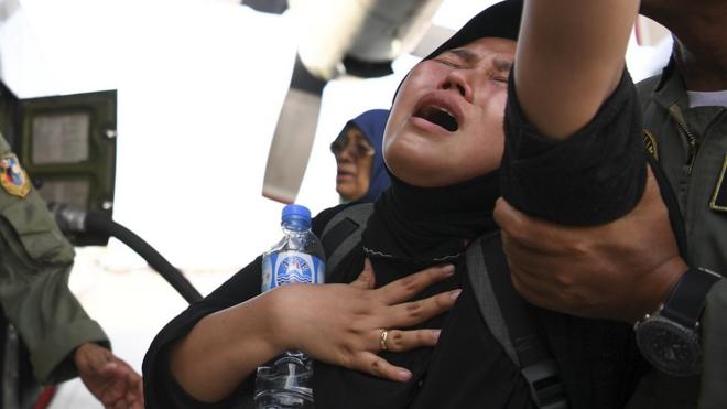 Warga histeris saat dievakuasi personel TNI menggunakan pesawat Hercules di Bandara Mutiara Sis Al Jufri Palu, Sulawesi Tengah.