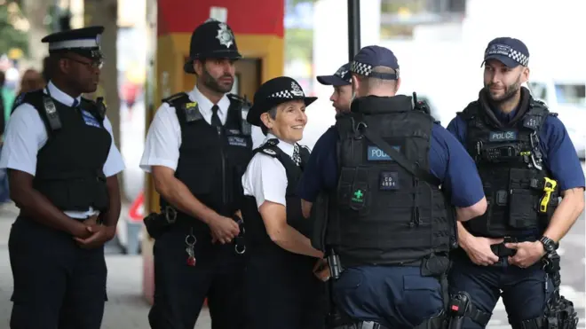 Вооруженная полиция продолжает патрулировать улицы Лондона, однако напряжение немного спало