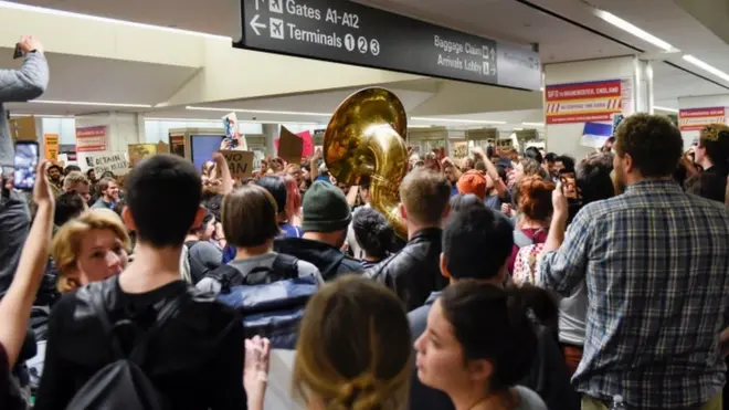 ထရမ့်ရဲ့ ကန့်သတ်မှု အပေါ် ရှုတ်ချ ပြစ်တင်