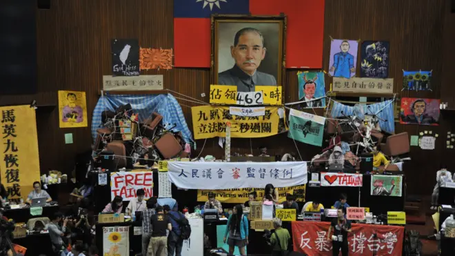 2014年4月5日，台湾抗议示威者占据议会场地23天。