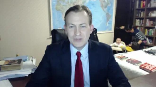 Wawancara ini terputus karena dua orang anak profesor Robert Kelly tiba-tiba masuk ke ruangan dan istrinya cepat membawa mereka keluar.