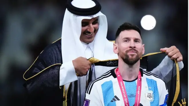 انقسام حول "رمزية" عباءة ميسي وحضور ماكرون