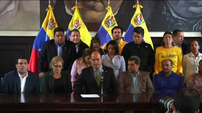 دادگاه عالی ونزوئلا تصمیماش درباره فاقد صلاحیت خواندن پارلمان را لغو کرده است. معاون رئیس جمهوری ونزوئلا از دادگاه عالی خواسته بود تا درباره تصمیمش تجدید نظر کند.